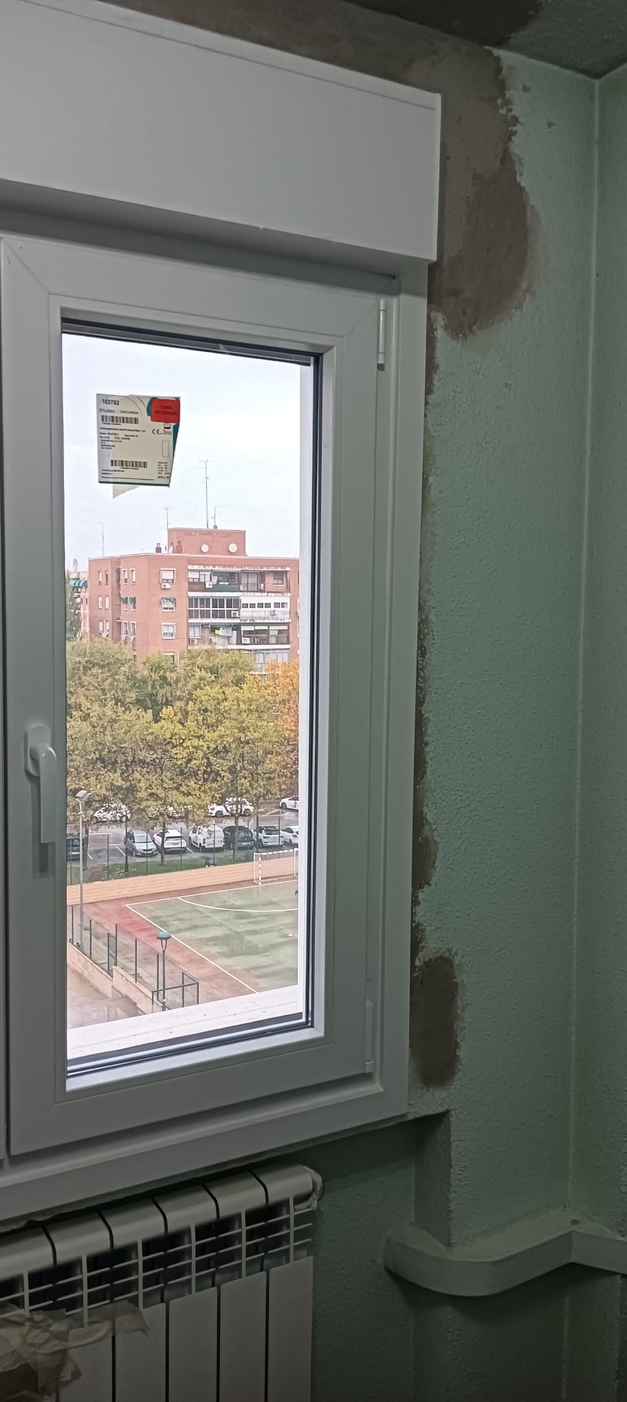 VENTANAS VIVIENDA CON EMBOCADURA DE CHAPA POR LA PARTE EXTERIOR